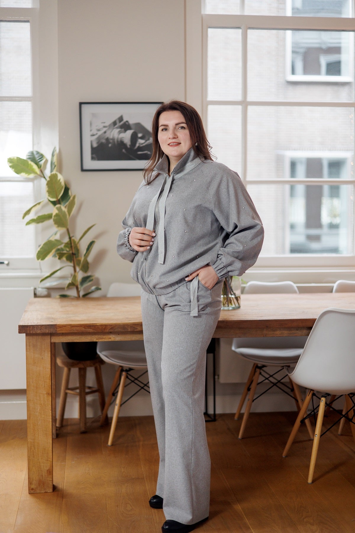 Elegante Grijze Tweedelige Set met Unieke Details